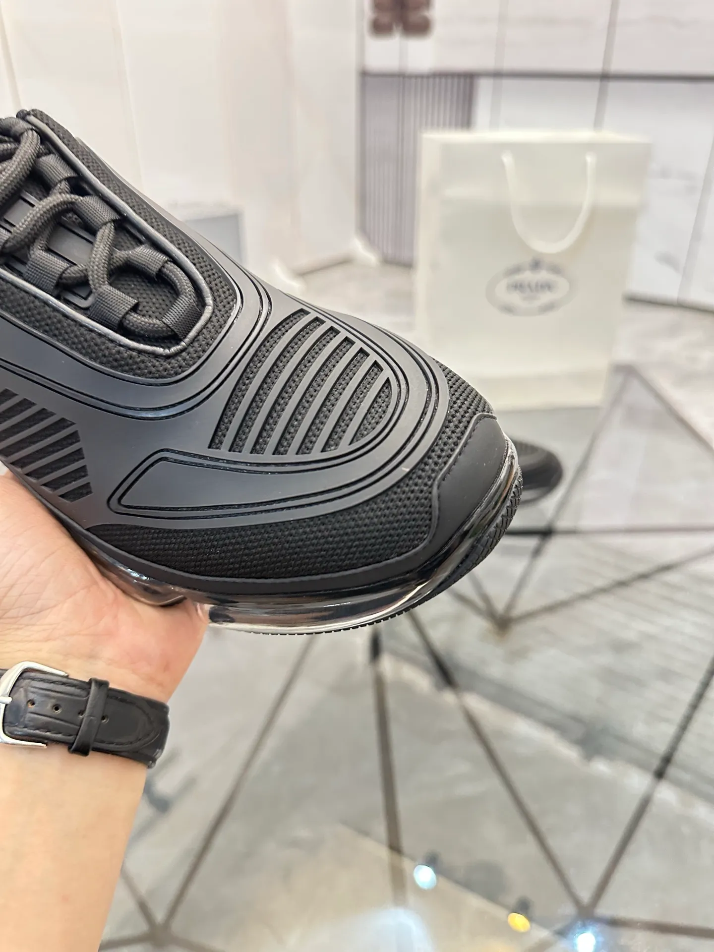 Men's shoes for sale 💰: 💰P660¥ High-end top quality Product trademark: Prada *"Prada*" low-top casual shoes Regular size: 38-45 (can be customized to 46) Product materials: Upper imported from the counter original material, breathable lining, cowhide foot pads, original air cushion outsole. No.: 001